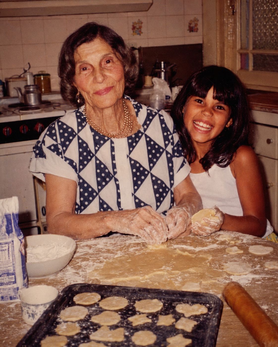 La Daniela de petita amb la seva besàvia Clelia, fent galetes a la cuina
